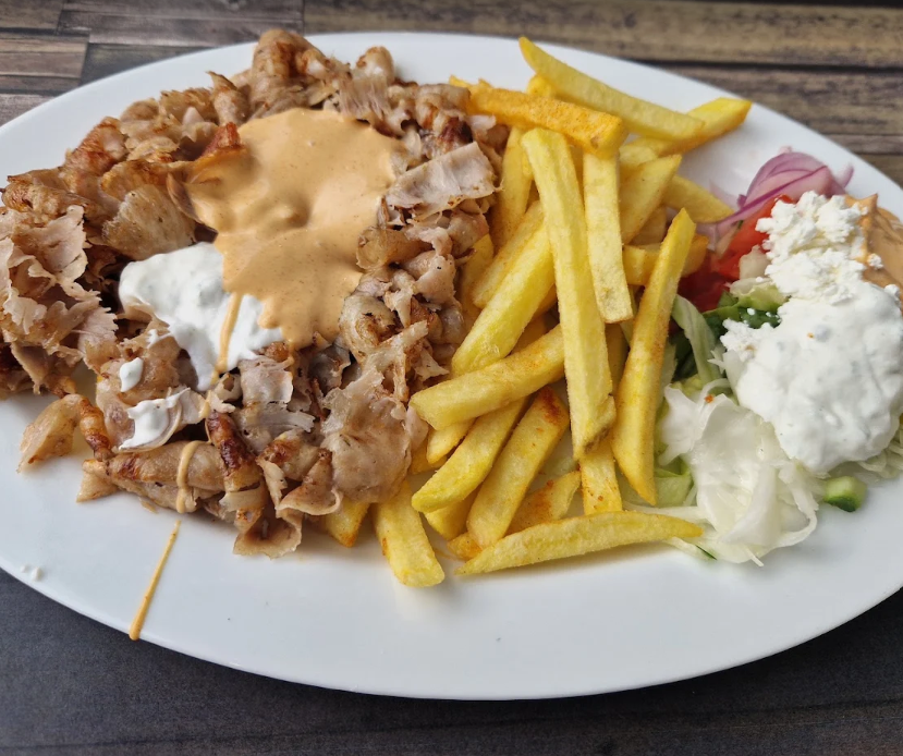 Döner Teller mit Pommes und Salat